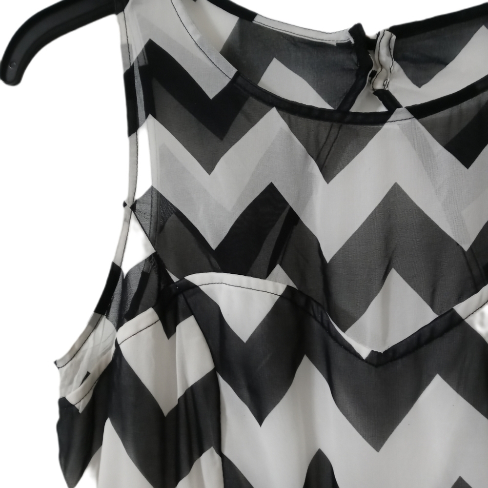 Black and White Chevron Dress-Midi - Picture 3 of 4